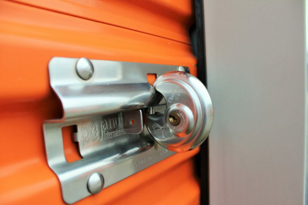 Self-stockage : liste des objets interdits dans un garde-meuble sécurisé chez Box les Capucins