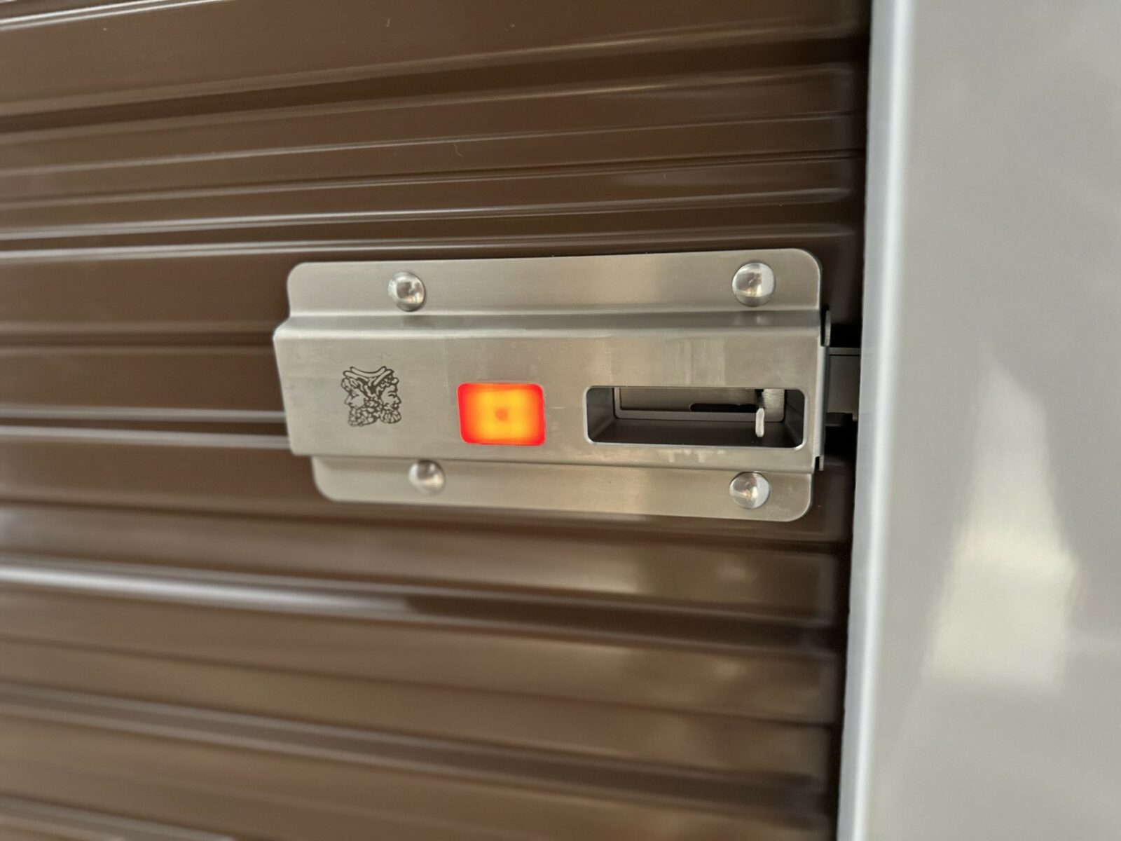 serrure connectée sur un garde-meuble moderne